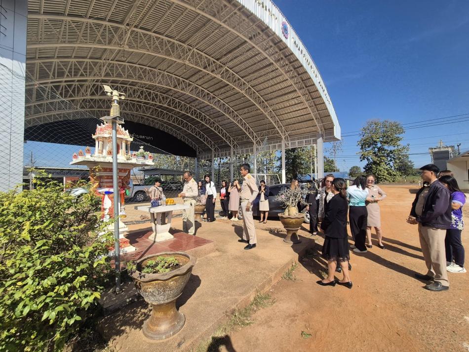 วันจันทร์ที่ 5 มกราคม 2569 นายอภิชาติ  ยอดพุทธ นายกเทศมนตรีตำบลตาเกา พร้อมด้วยนายชัยยา  สมศรี ปลัดเทศบาลตำบลตาเกา และพนักงานเจ้าหน้าที่เทศบาลตำบลตาเกา ร่วมประกอบพิธีไหว้บูชาศาลพระภูมิ เจ้าที่ ณ สำนักงานเทศบาลตำบลตาเกา อำเภอน้ำขุ่น จังหวัดอุบลราชธานี  เพื่อความเป็นสิริมงคล และให้การบริหารงานราบรื่น เนื่องในโอกาสวันทำงานวันแรกปี 2569
